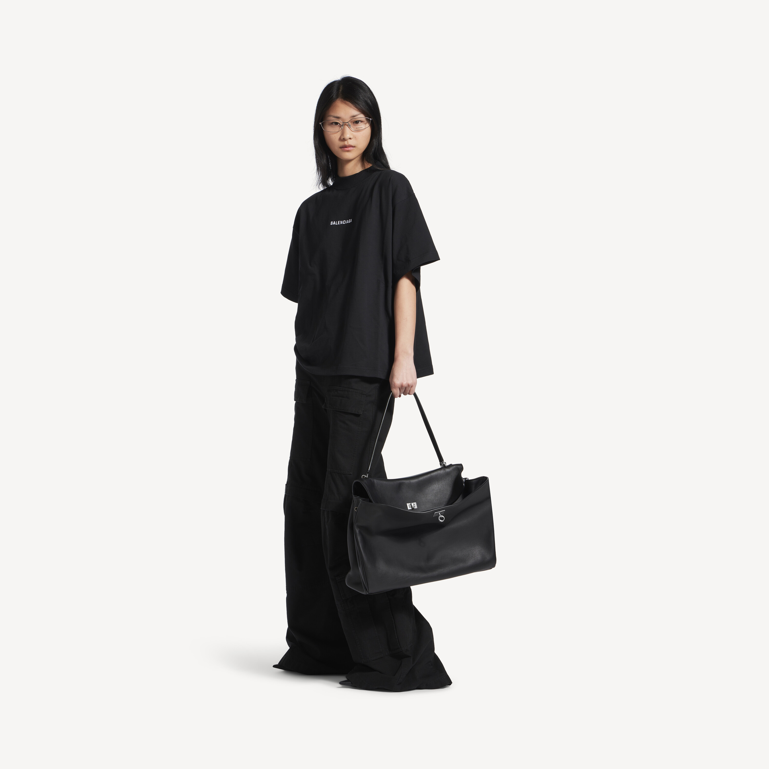 Женская укороченная футболка Balenciaga с принтом на спине, черно-белая — фото 2