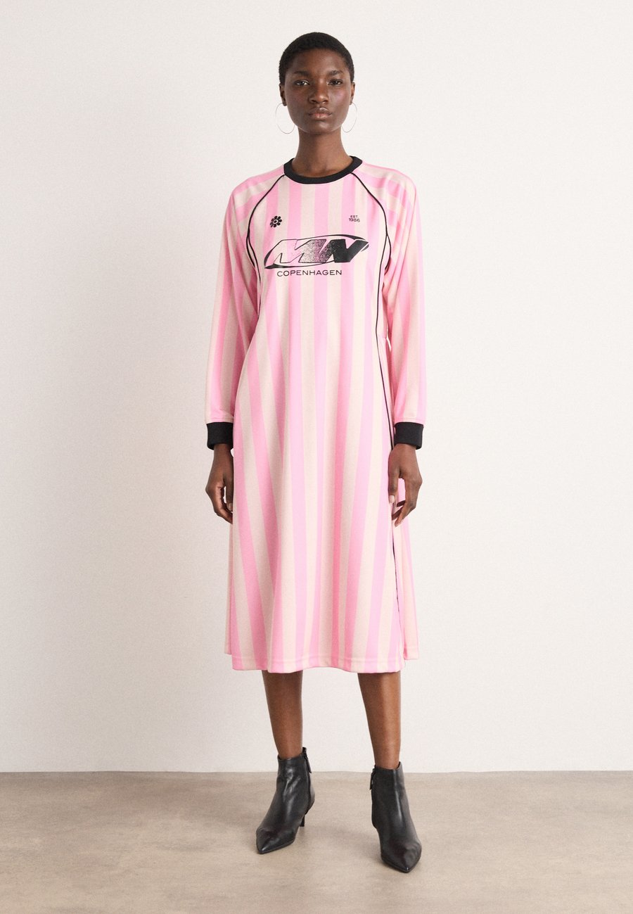 

Платье Mads Nørgaard SHINY SPORT DEBBIE DRESS, Begonia Pink/Blushing Bride/Pink