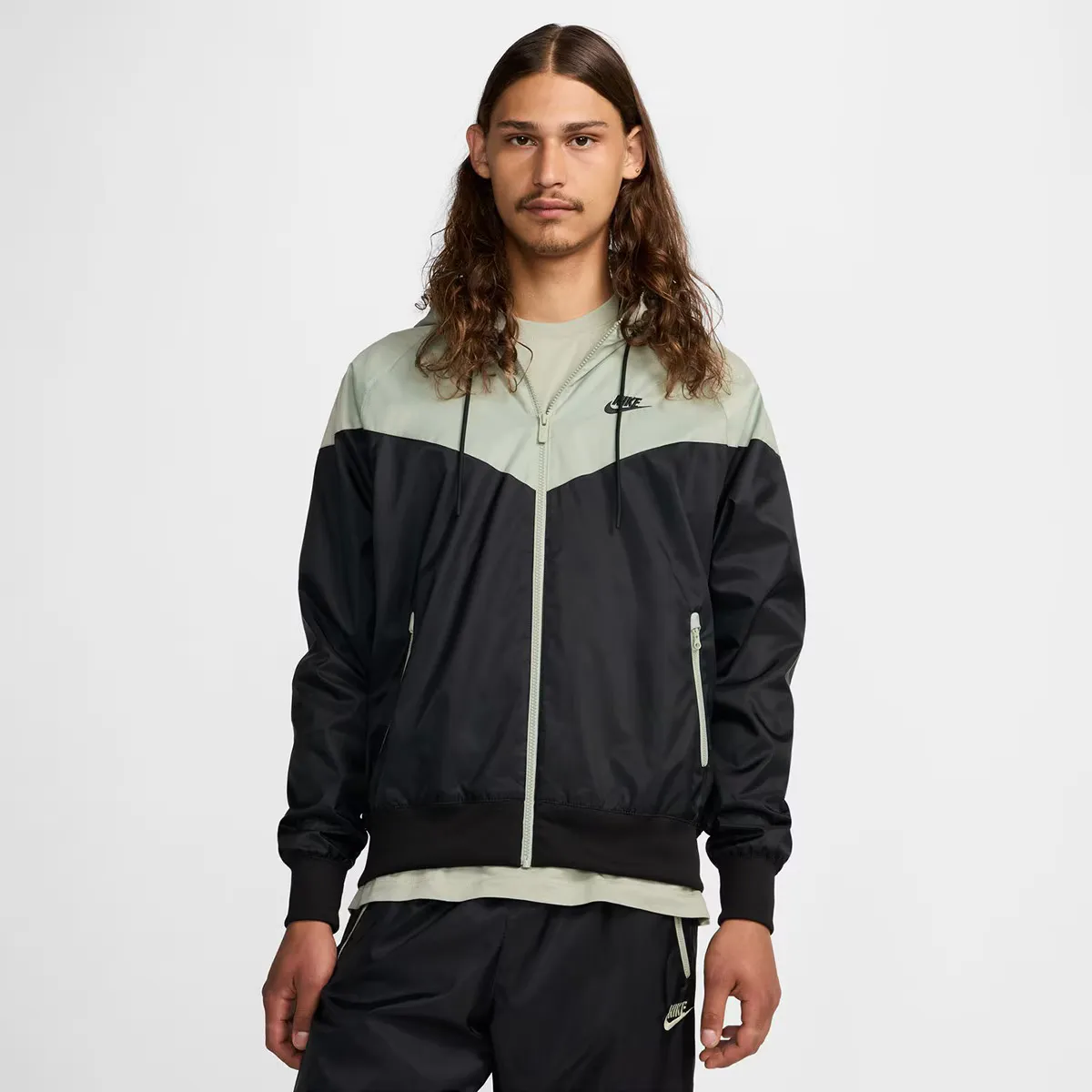 

Куртка мужская Nike Sportswear Heritage Essentials Windrunner, черный/зеленый