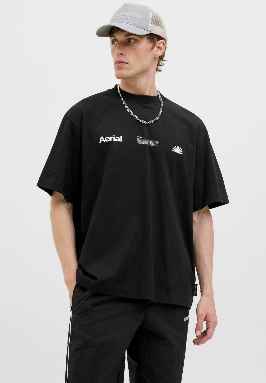 

Футболка с принтом RUNDHALSAUSSCHNITT Jack & Jones, черный