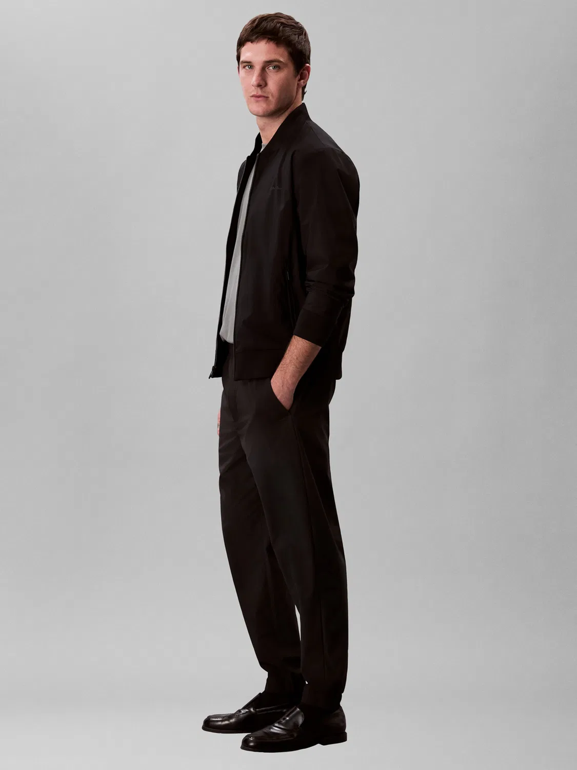 Брюки Calvin Klein Regular Pants Slim Fit Tech Pull-on черного цвета — фото 4