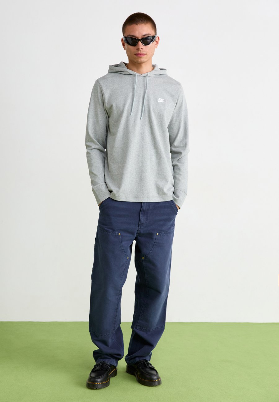 Толстовка Nike Sportswear CLUB HOODIE, Dark Grey Heather/Lt Smoke Grey/White/Grey — фото 2