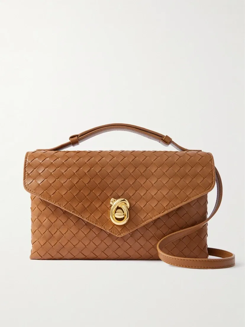 Сумка на плечо средняя из кожи Intrecciato Knot Lock BOTTEGA VENETA, коричневый