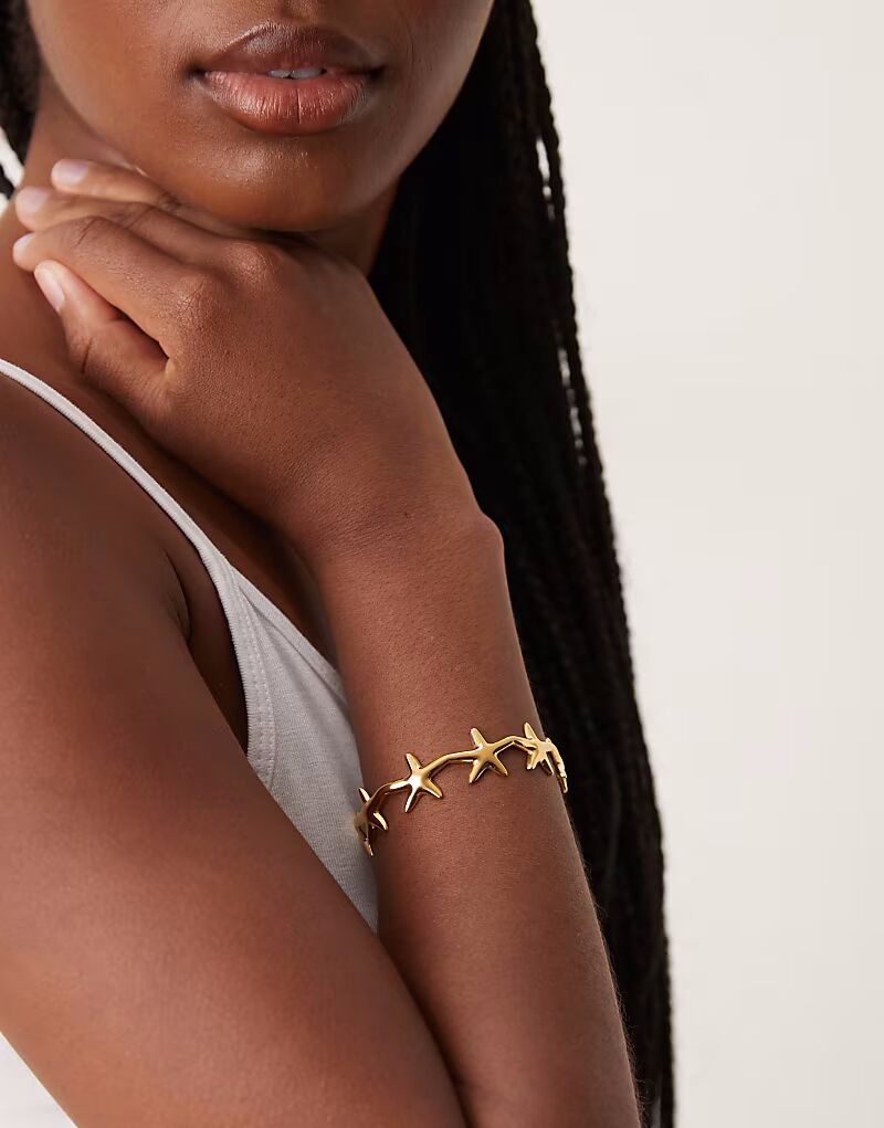 

Водонепроницаемый браслет-манжета из нержавеющей стали с миниатюрной морской звездой в золотистом оттенке Asos Design