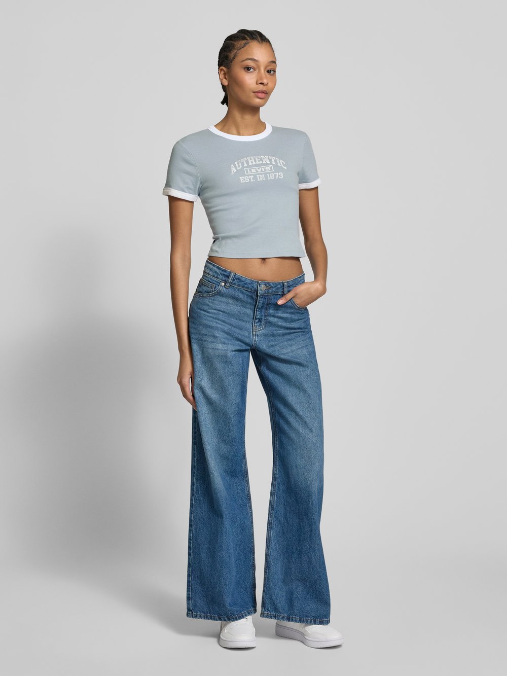 

Укороченная футболка с этикеткой Levi's, белый