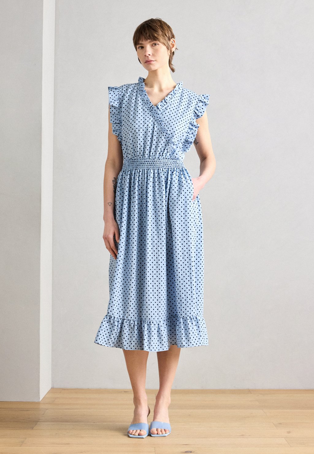 

Повседневное платье MIDI DRESS Lollys Laundry, синий