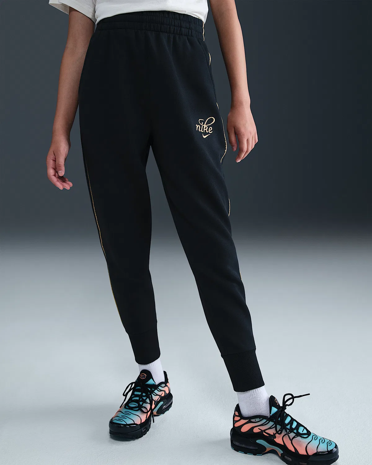 Детские (для девочек) свободные джоггеры Nike Sportswear Club Fleece, Black/Metallic Gold — фото 2