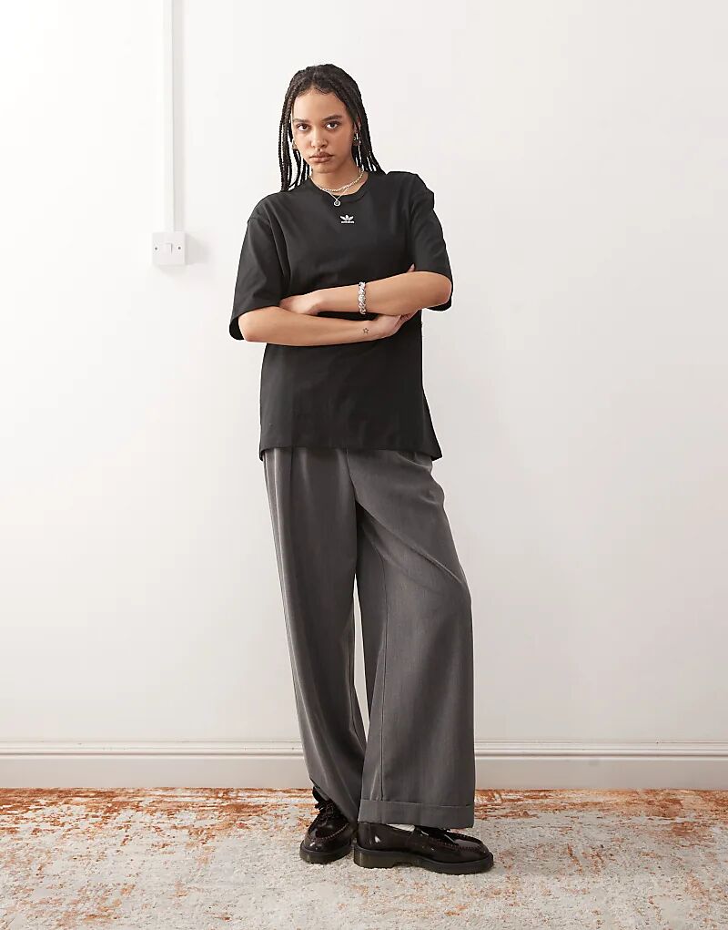Футболка бойфренда adidas Originals Trefoil Essentials черного цвета — фото 4