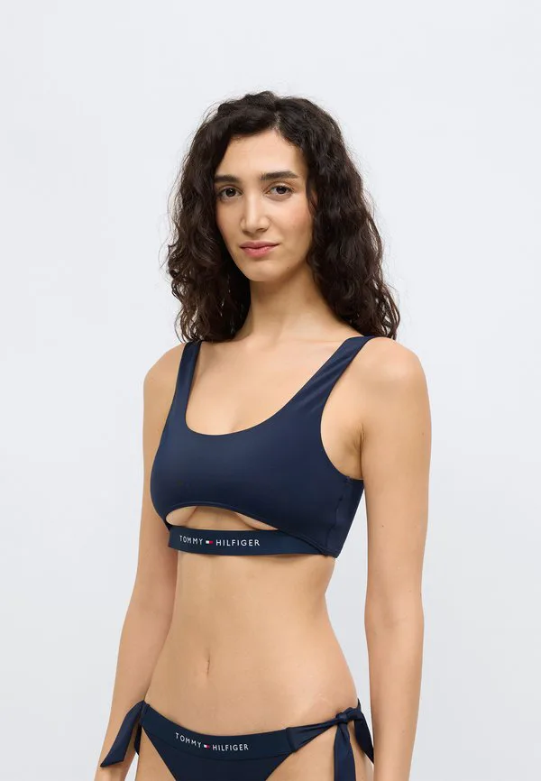 Оригинальный логотип, вырезанный на топе бикини-бралетте. Tommy Hilfiger, Dark Night Navy — фото 3