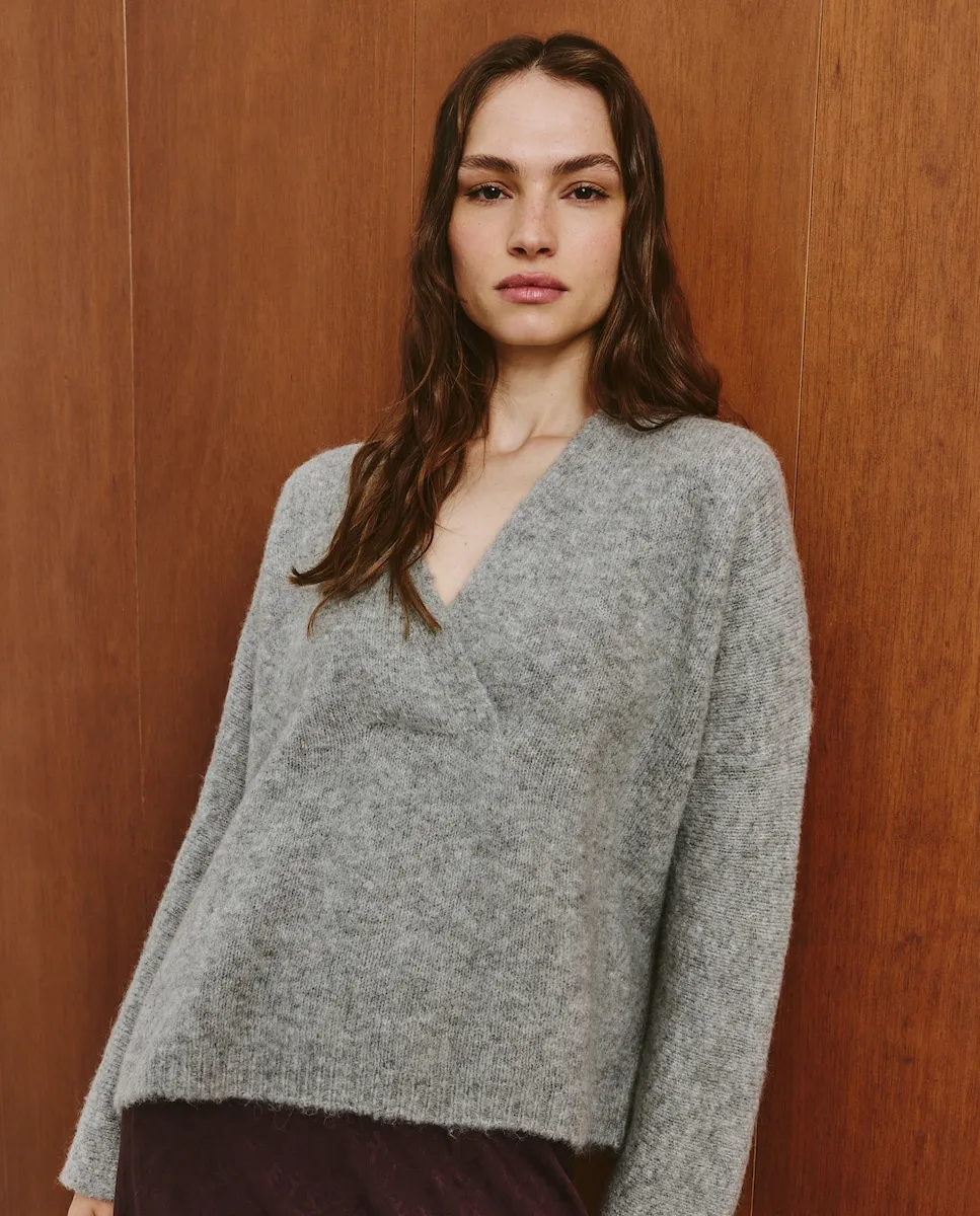 

Женский джемпер с V-образным вырезом Southern Cotton, светло-серый