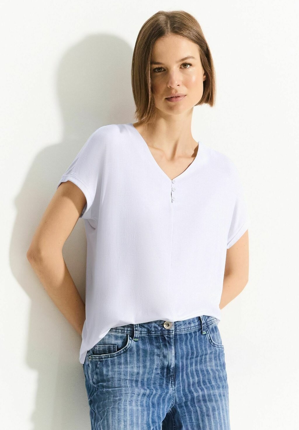 

Футболка базовая V-Neck Cecil, белая
