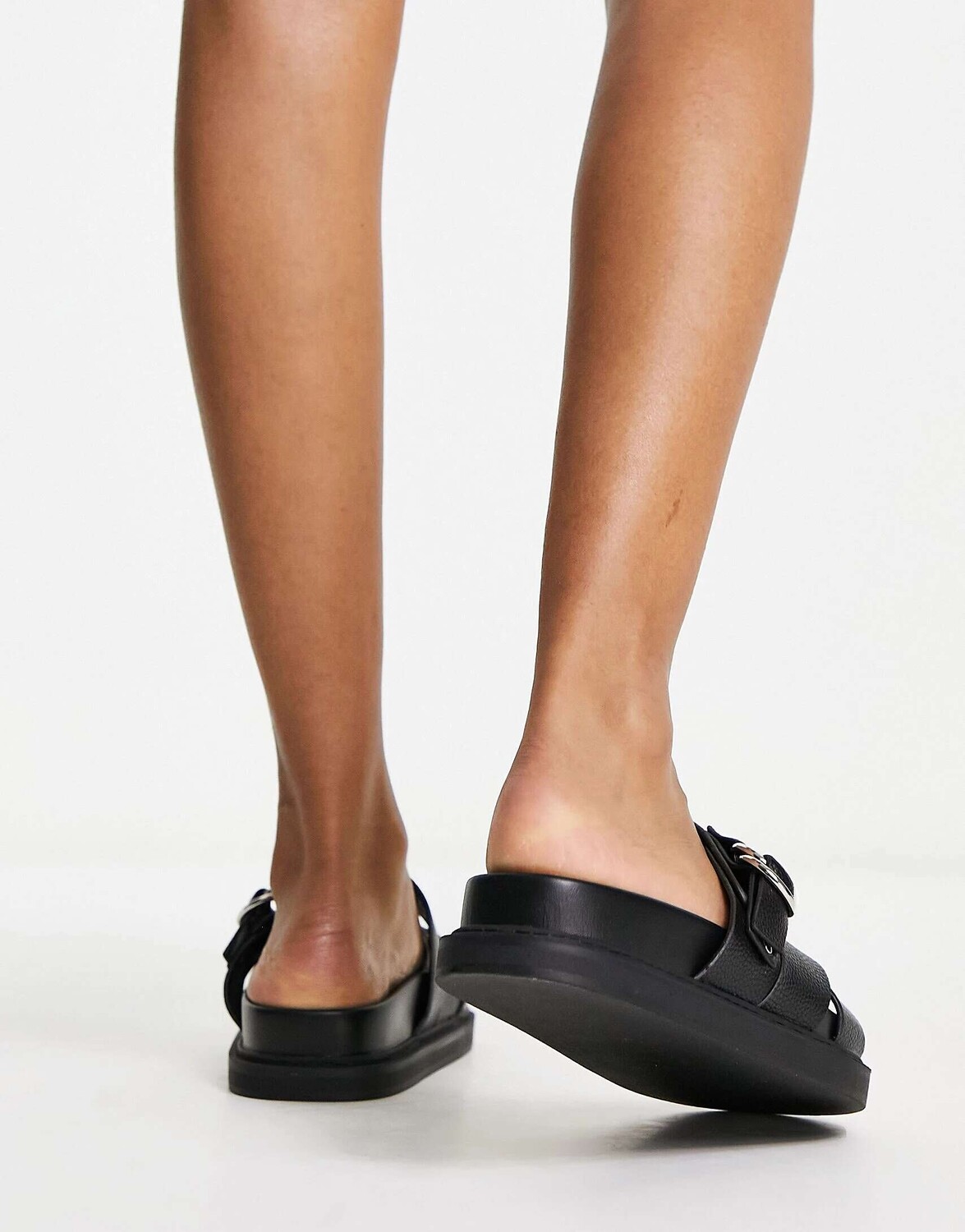 

Черные сандалии на плоской подошве с перекрестными ремешками Schuh Tamara