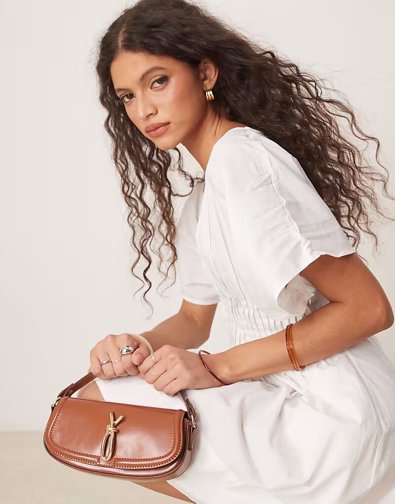

Сумка ASOS DESIGN с узлом, фурнитурой и съемным ремнем через плечо в коричневом цвете