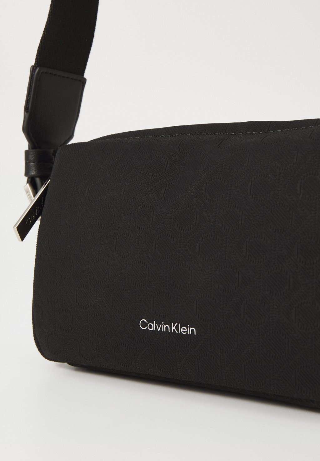 

Сумка через плечо MUST CAMERA BAG S MONO Calvin Klein, черный