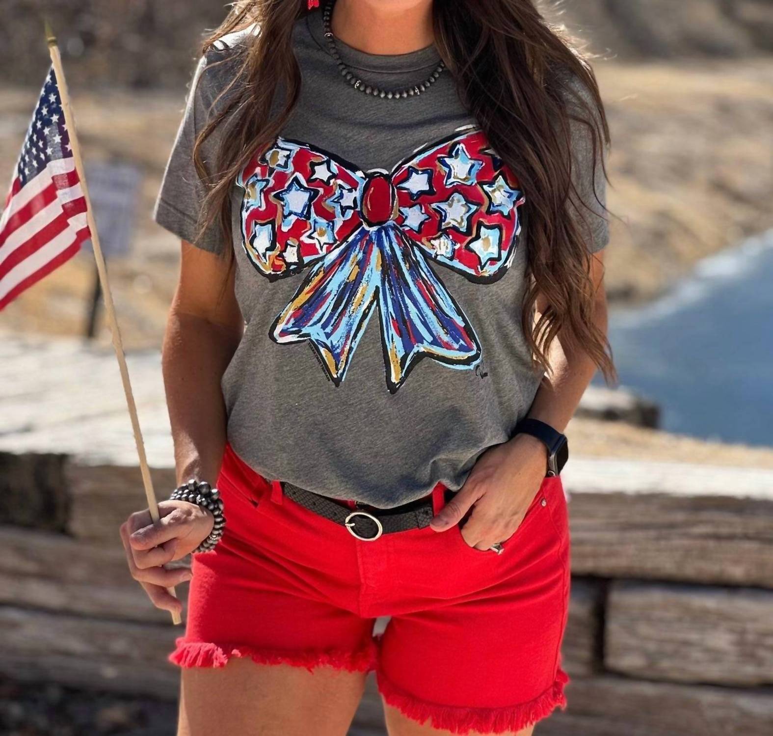 

Texas True Threads Callie Ann Stelter Патриотичная футболка с бантом в сером цвете, серый