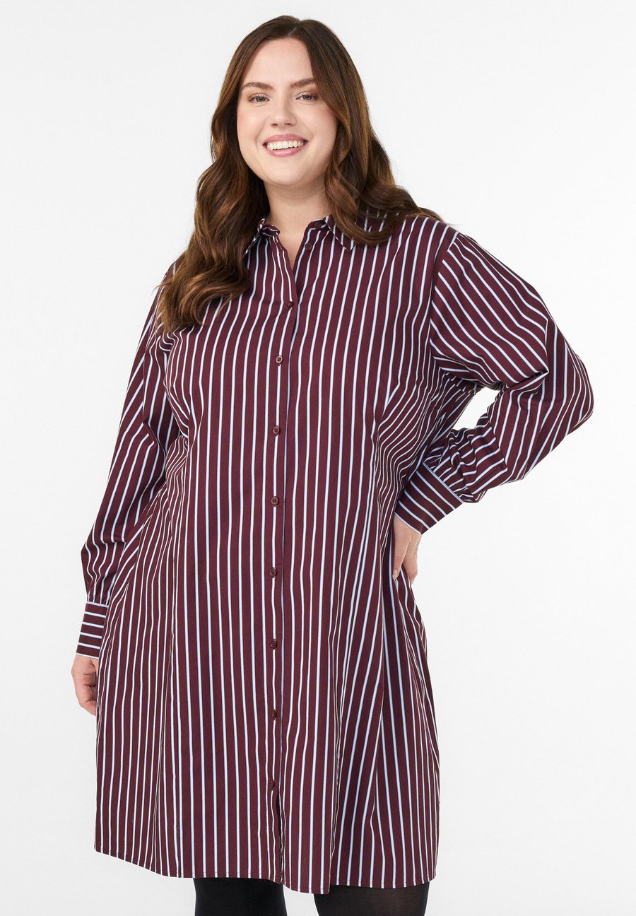 

Платье Zizzi GESTREIFTES MIT GUMMIZUG IN DER TAILLE, Tawny Port W Stripe/Bordeaux