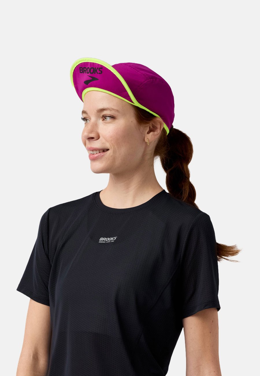 

Бейсболка Brooks LIGHTWEIGHT PACKABLE HAT 2.0, Dk Fuchsia Nightlife/Neon Pink