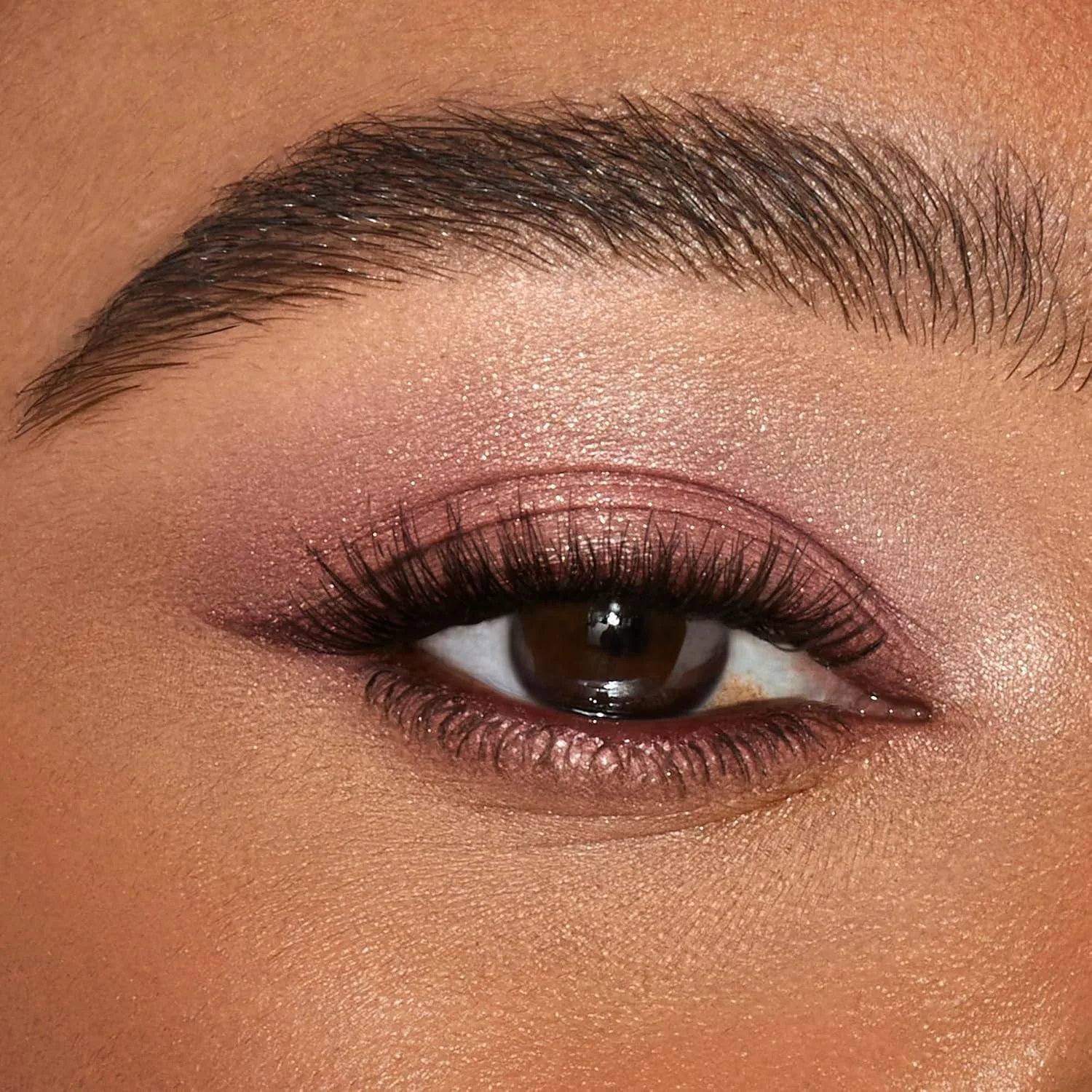 Кремовые тени для век Charlotte Tilbury Eyes to Mesmerize - стойкие монотени - формула с добавлением воды и металлическим блеском, а также витамина Е для устойчивости к скатыванию в складках века., Pillow Talk - dusty pink with rose gold sparkle — фото 3