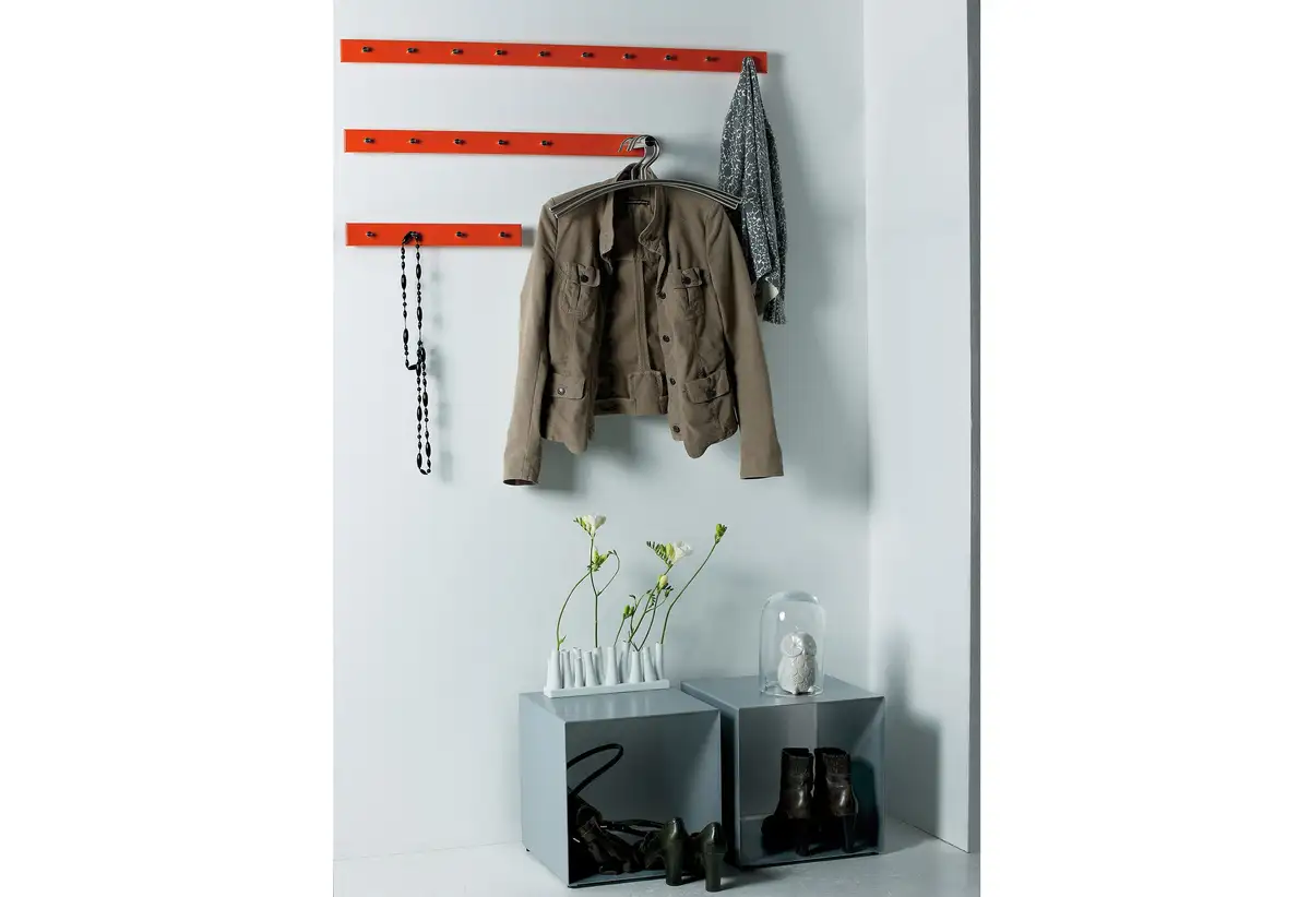 

Рейка с крюком Jan Kurtz, "прямая", трех вариантов ширины и цвета, монтируется горизонтально или вертикально Jankurtz 70х5 см, цвет silber