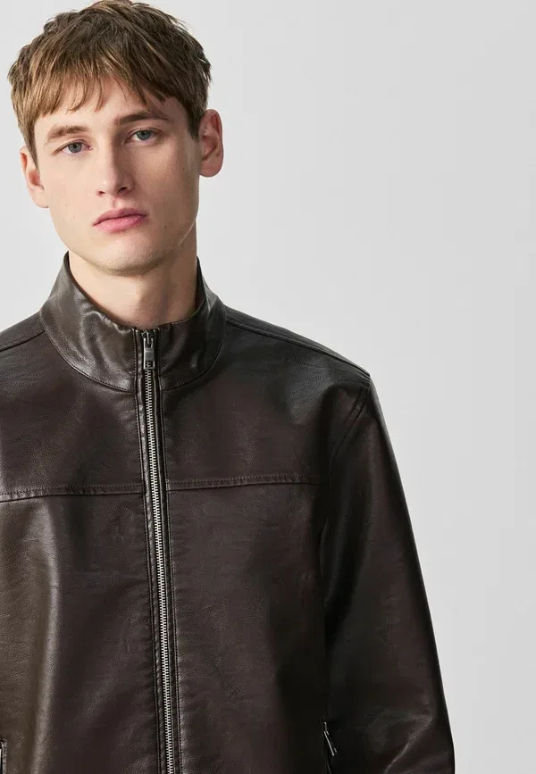 Куртка Regular fit из искусственной кожи Next, коричневая — фото 2