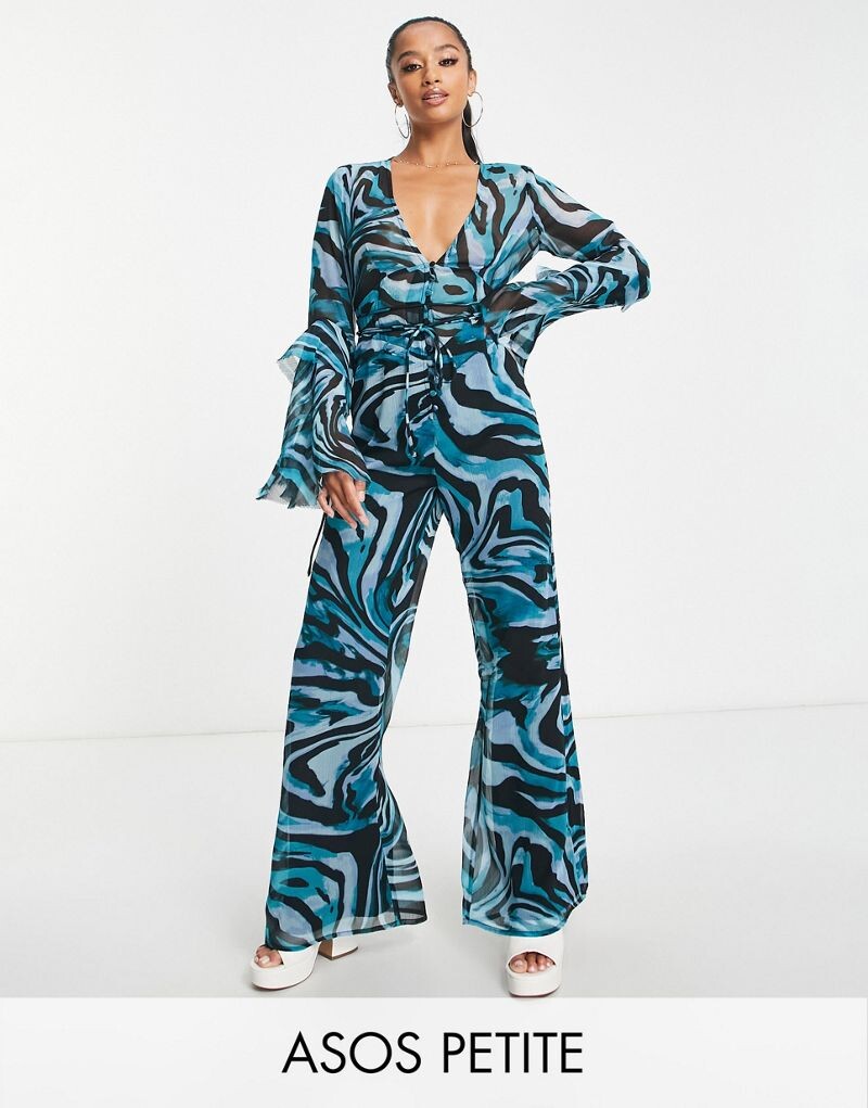 

Комбинезон с животным принтом ASOS DESIGN Petite, глубоким v-образным вырезом и рукавами с рюшами ASOS