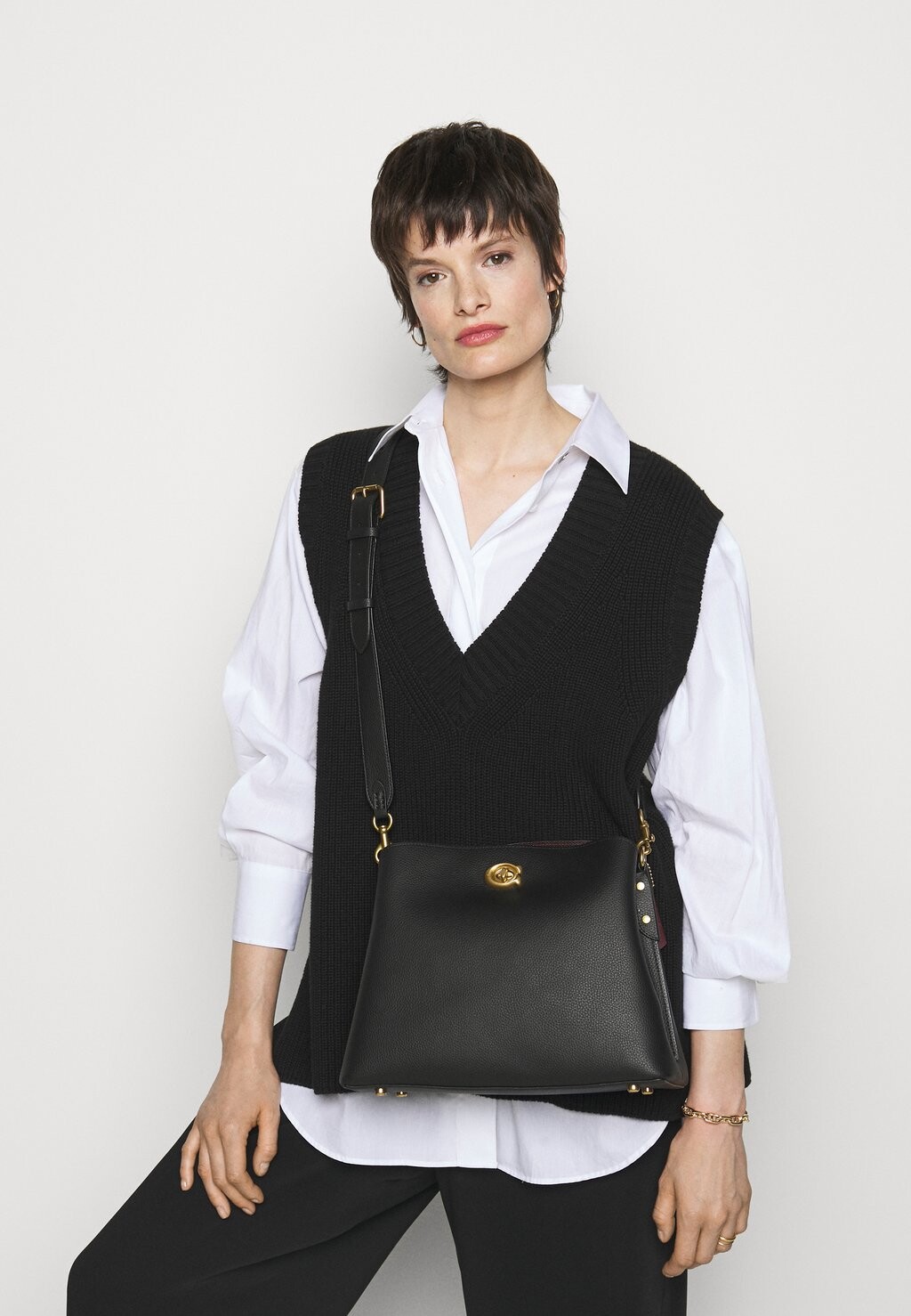 

Сумка POLISHED PEBBLE WILLOW SHOULDER BAG Coach, цвет black