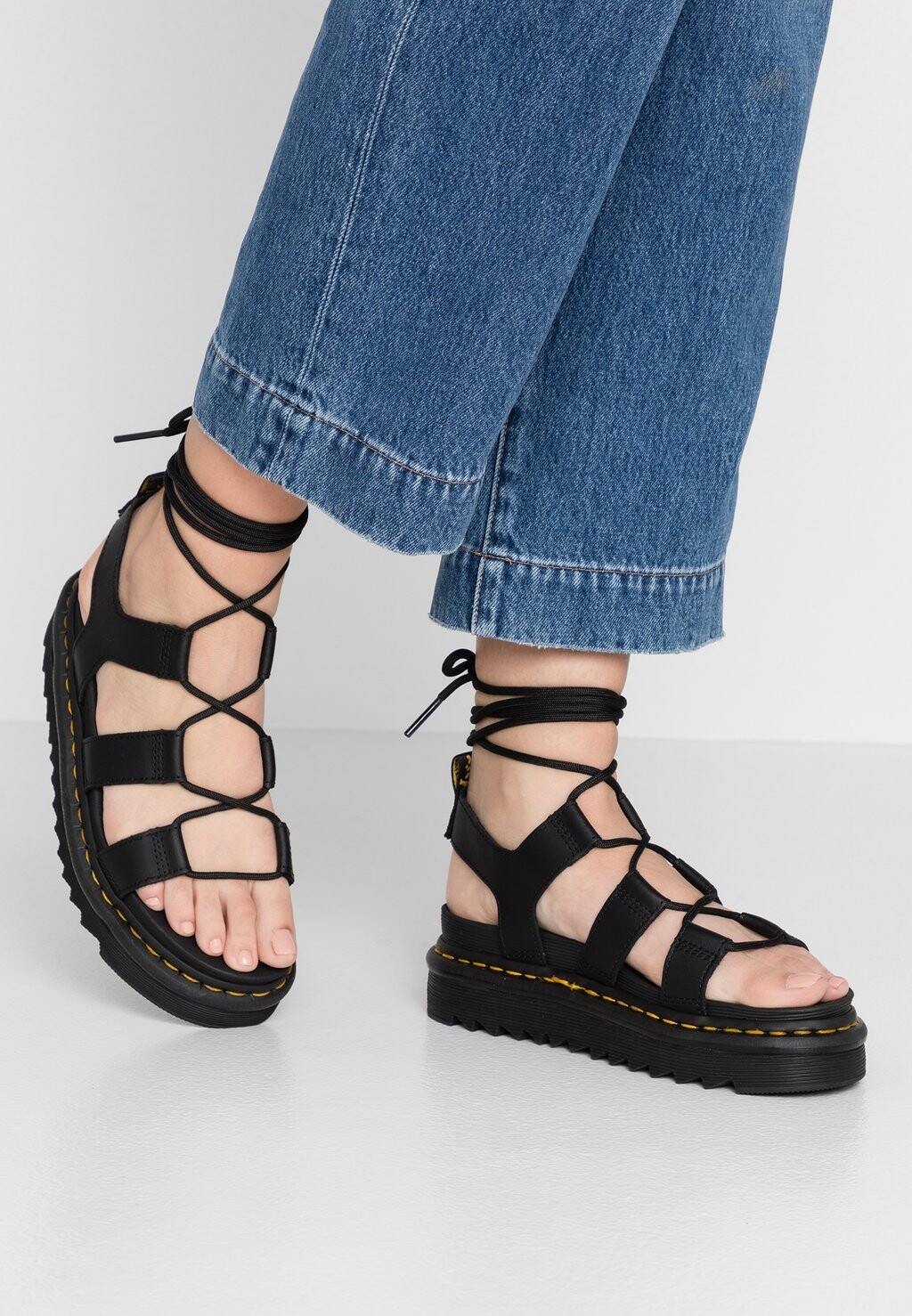 

Босоножки на платформе Dr. Martens, черный