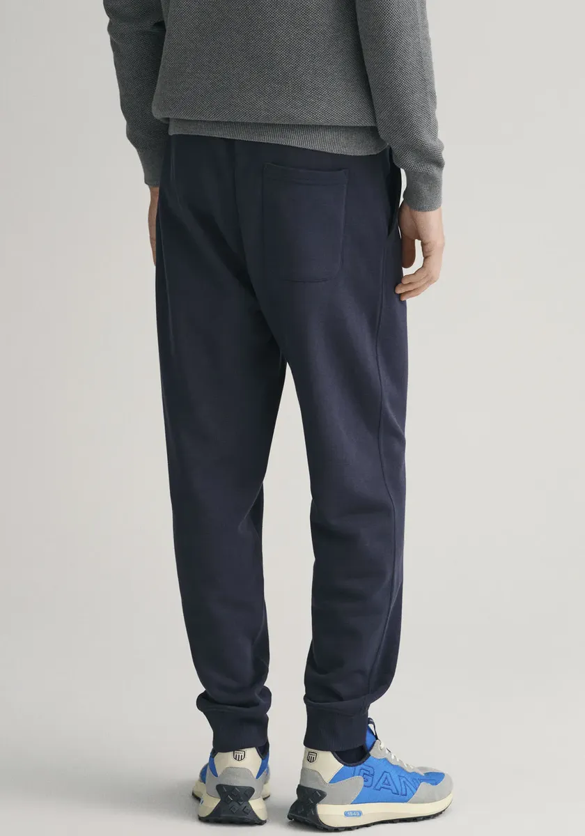 

Спортивные брюки Gant "REG SHIELD SWEATPANTS" с вышивкой логотипа под поясом, синий