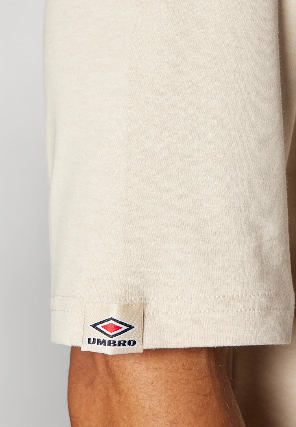 

Базовая футболка CREST TEE Umbro, песочный