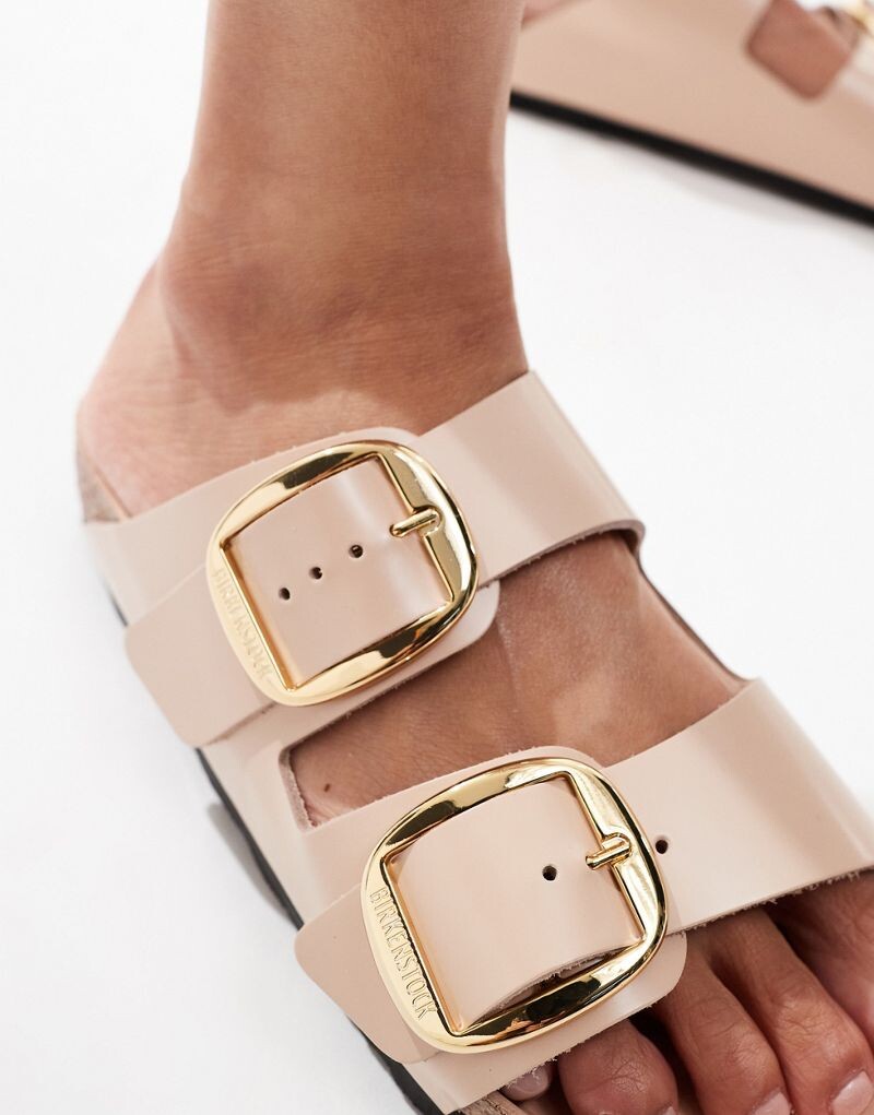 Бежевые блестящие босоножки с большими пряжками Birkenstock Arizona — фото 2