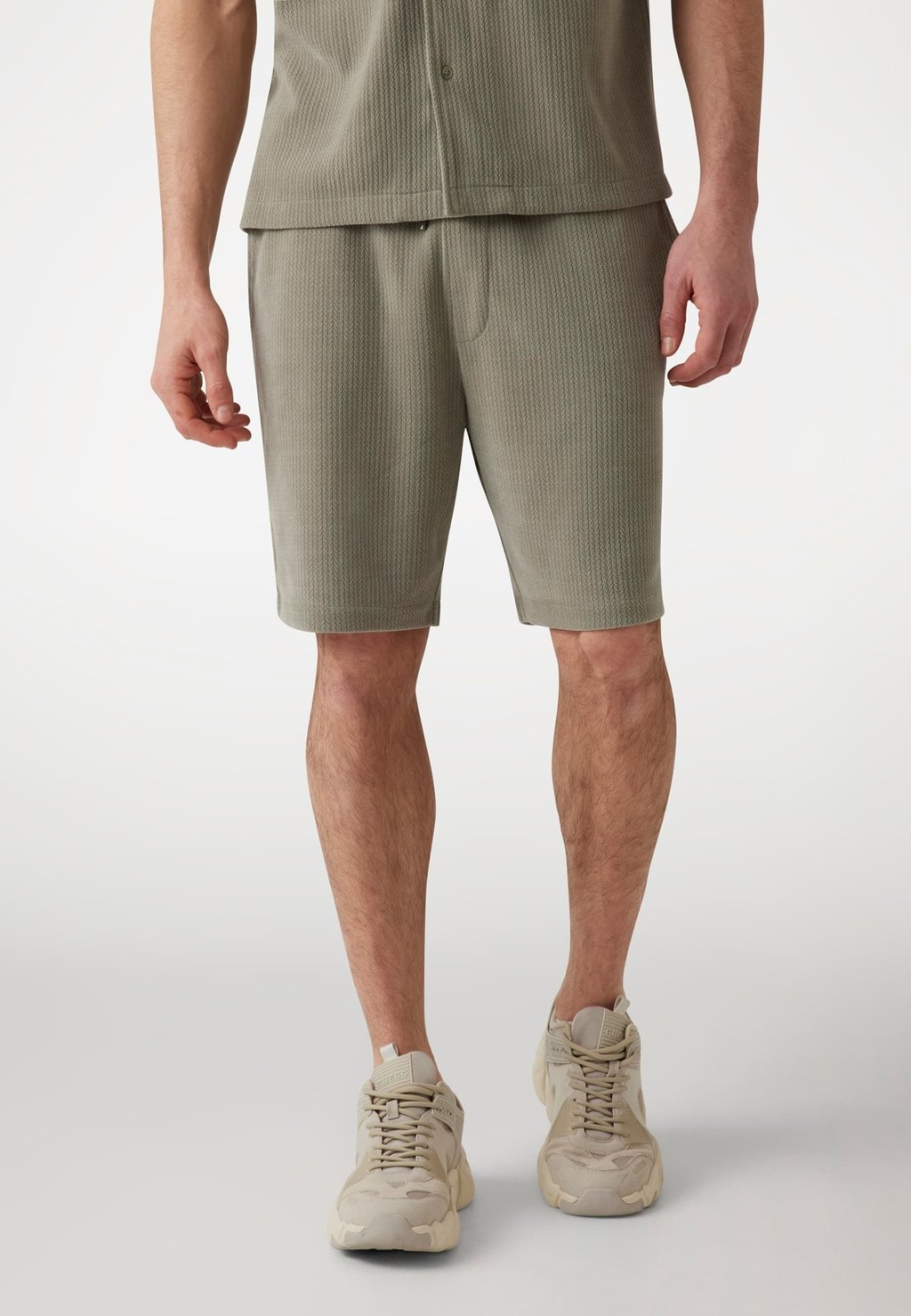 

Шорты STRUKTURIERTER REGULAR FIT Guess, оливковый