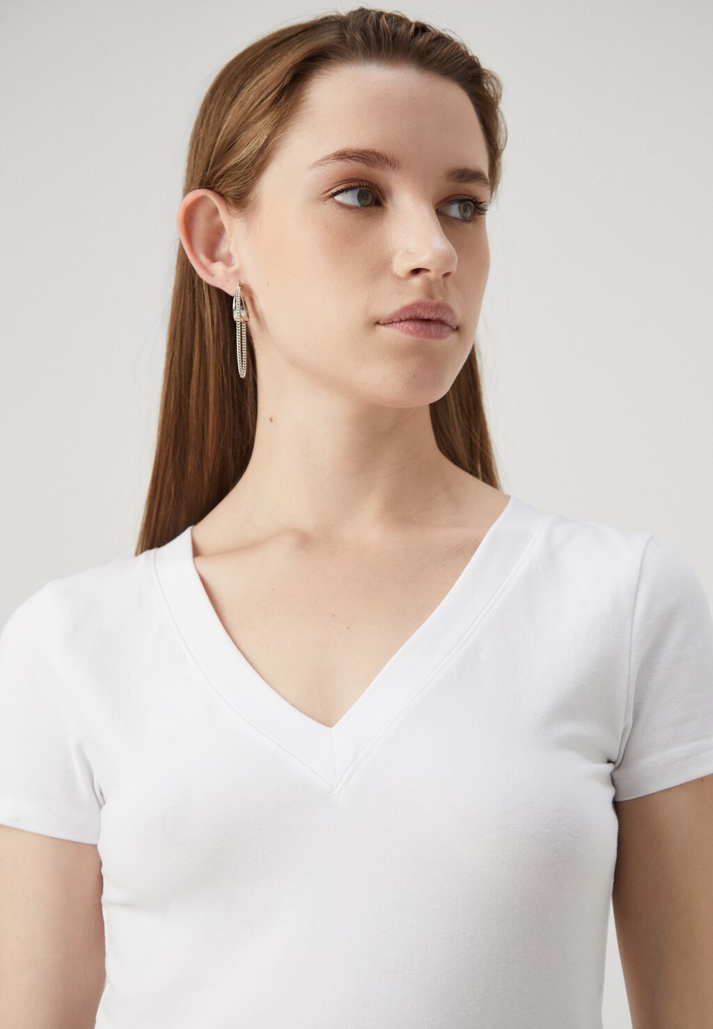 

Базовая футболка V NECK ICON BABY TEE Abercrombie & Fitch, белый