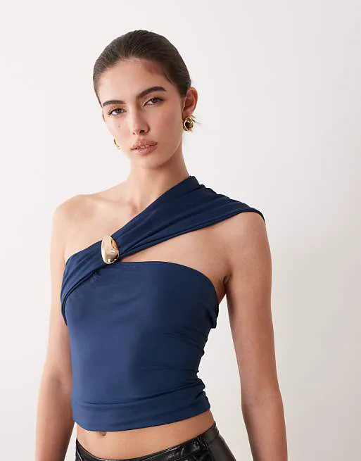 

Темно-синий асимметричный топ с фурнитурой ASOS DESIGN