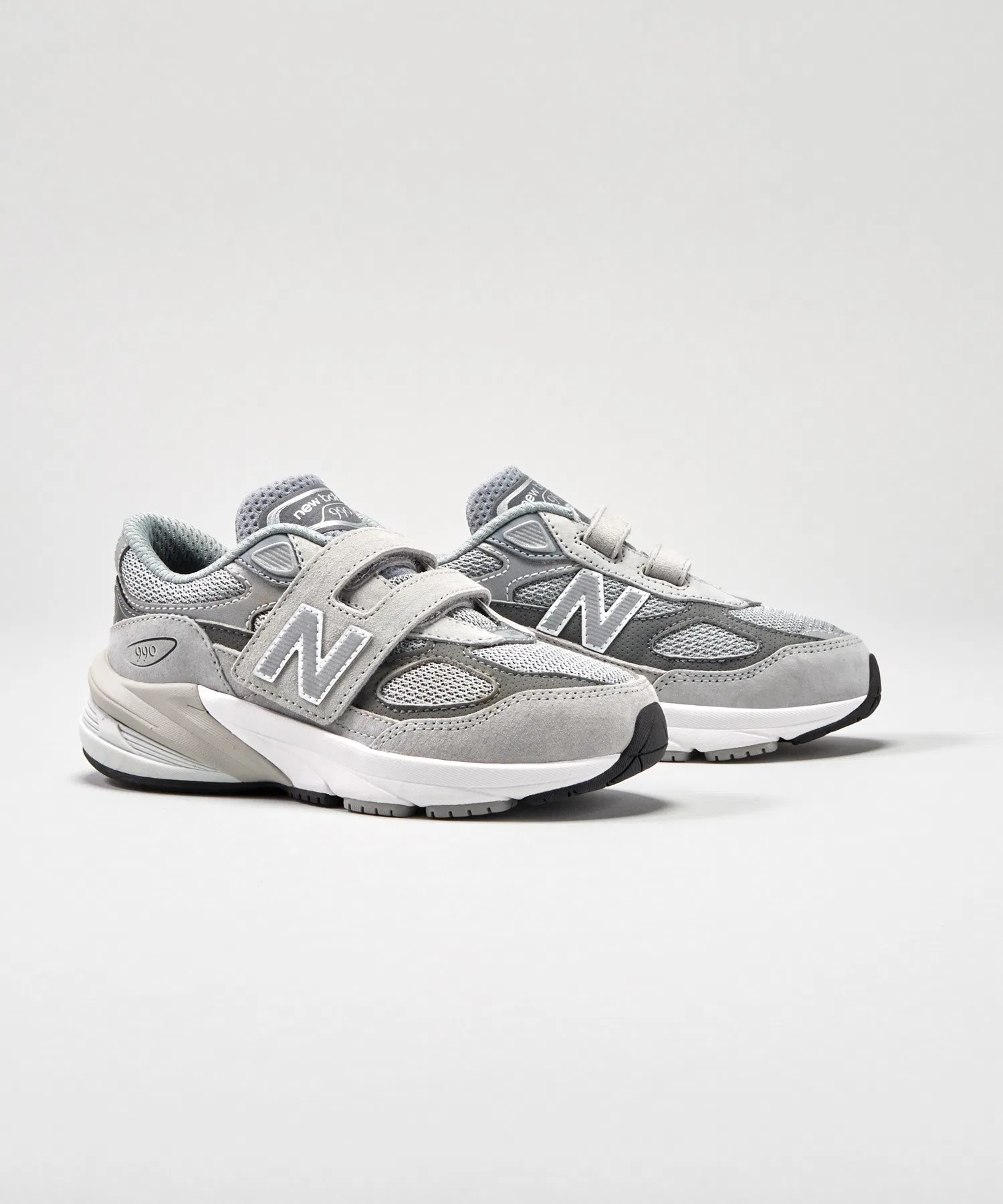 Детские кроссовки New Balance FuelCell 990 v6 серые — фото 2