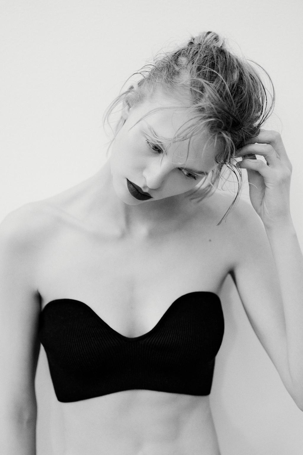 

Топ без бретелек в рубчик ZARA, черный