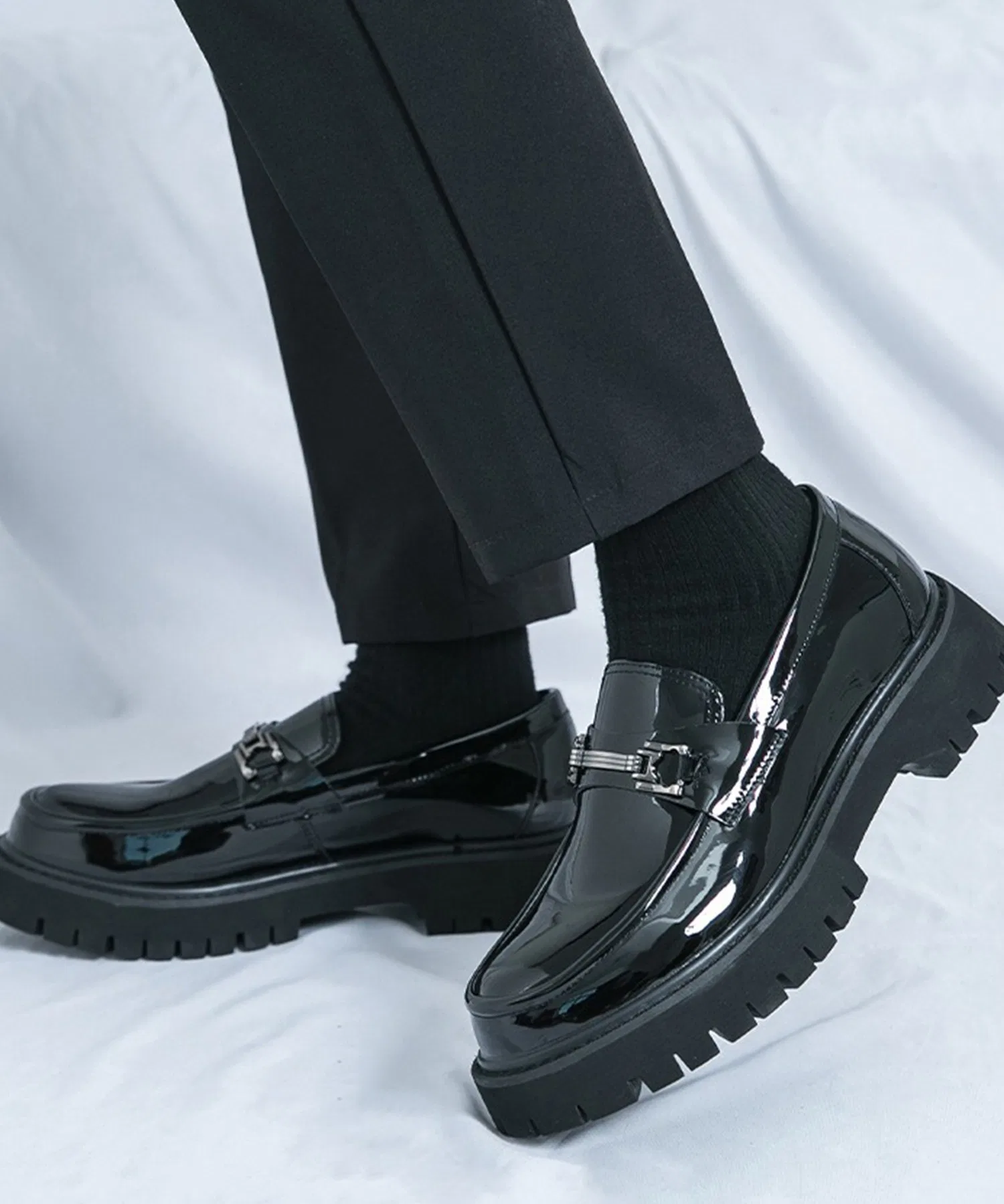 Унисекс лоферы WESTBOY с металлическим декором WO25W18SH06 чёрные