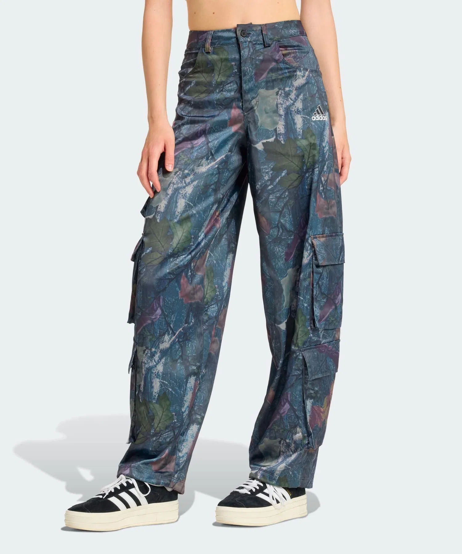Брюки-карго из атласа с камуфляжным принтом в виде листьев от adidas Originals / adidas Originals