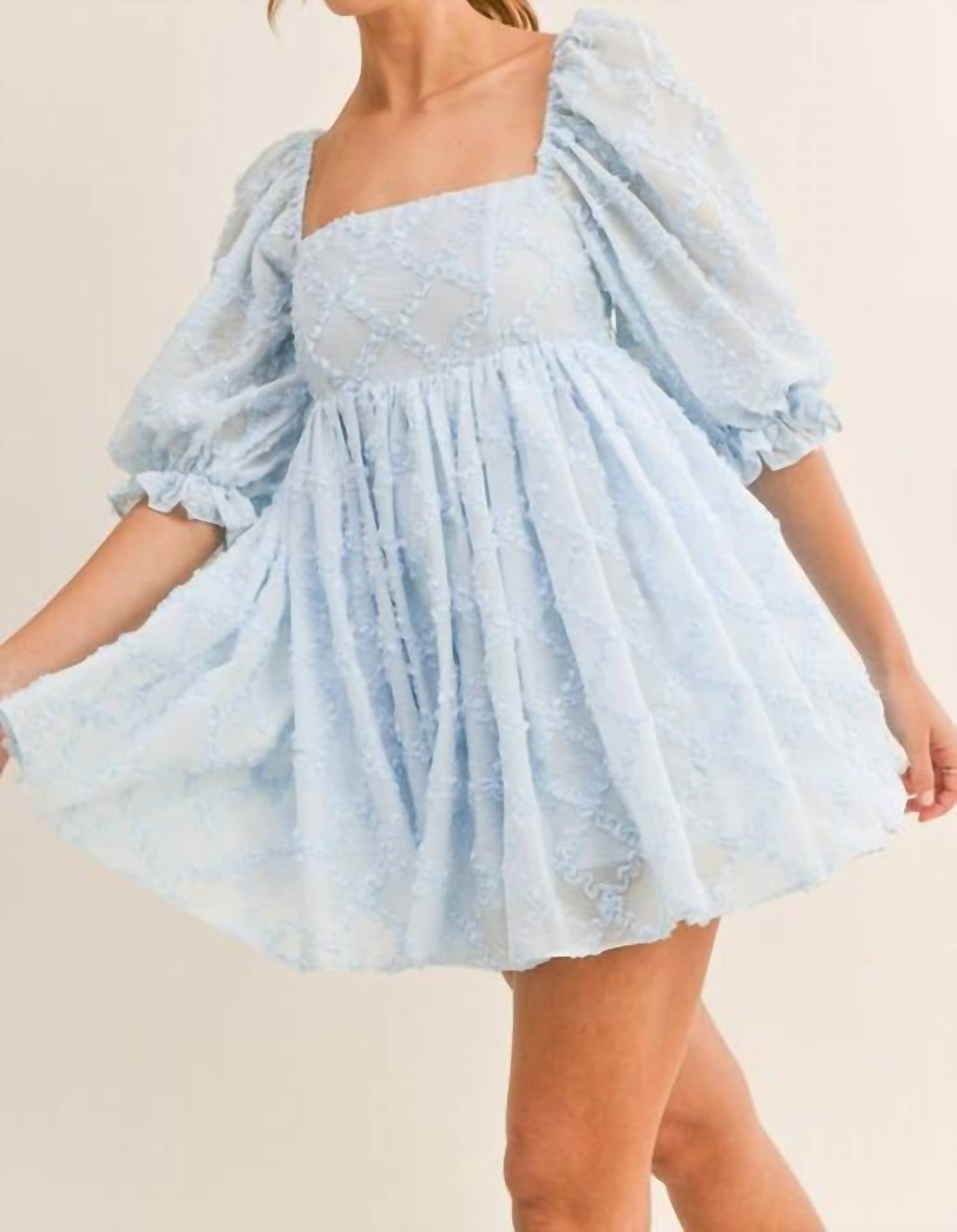 

Мини-платье Babydoll с фактурными рукавами и лентой синего цвета MABLE
