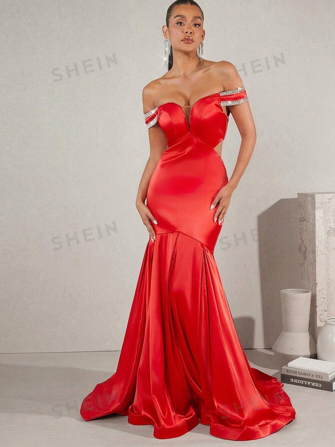 

Платье атласное Shein Haute с открытыми плечами и подолом, красный