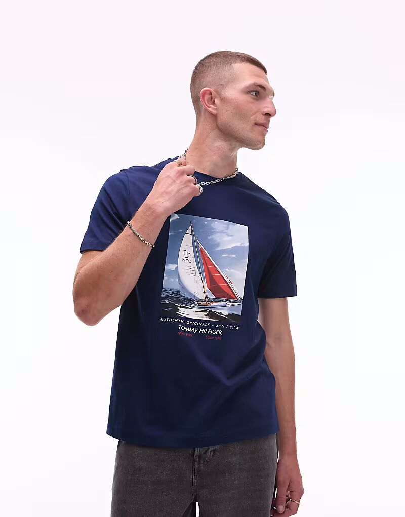 

Футболка Tommy Hilfiger с принтом парусного спорта в темно-синем цвете