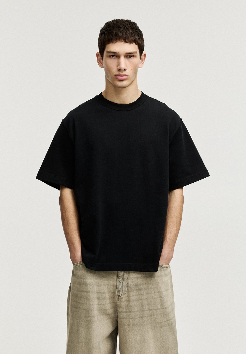 

Базовая футболка BOXY FIT PULL&BEAR, черный