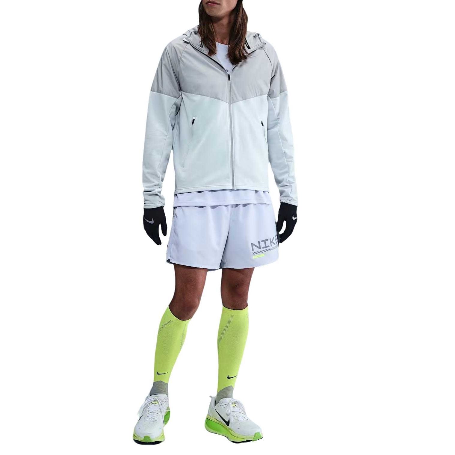 

Nike Мужская беговая куртка Swoosh, цвет Pure Platinum/Light Smoke Gray/Bolts, с капюшоном, средней плотности ткани, другие цвета