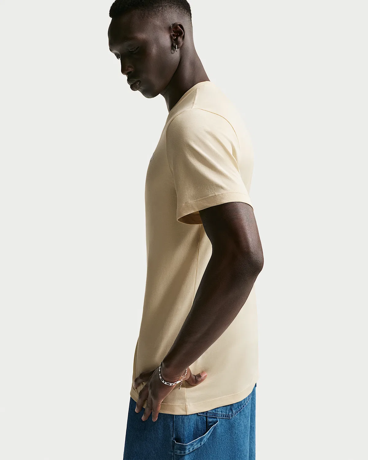 Мужская футболка Nike Sportswear Club, Light Khaki — фото 2