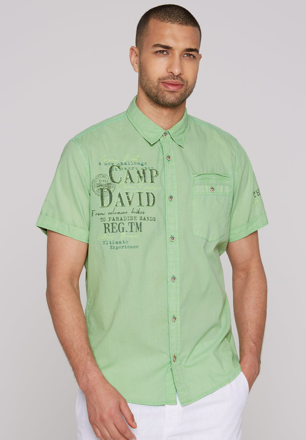 

Рубашка LEICHTES KURZARM MIT ARTWORKS UND BRUSTTASCHE Camp David, зеленый