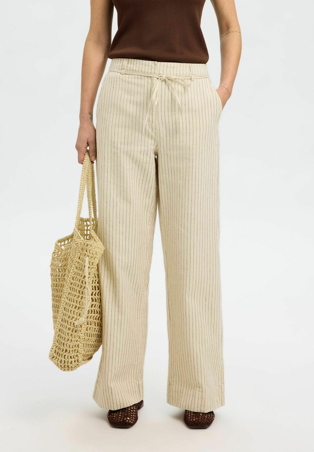 

Брюки MIT WEITEM BEIN HANFMIX Selected Femme, белый