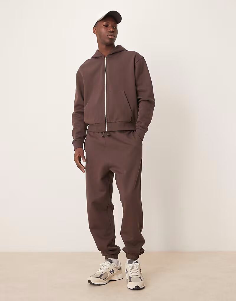 

Свободные джоггеры ASOS DESIGN Essential коричневого цвета