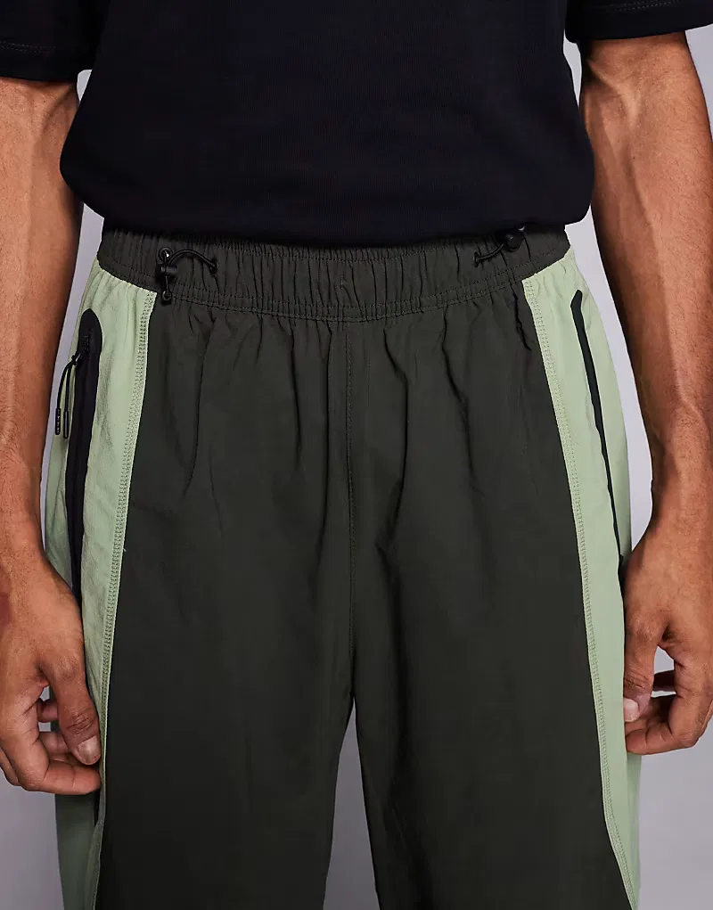 Спортивные брюки Nike Tech Dri-FIT Woven оверсайз, темно-зеленый — фото 4