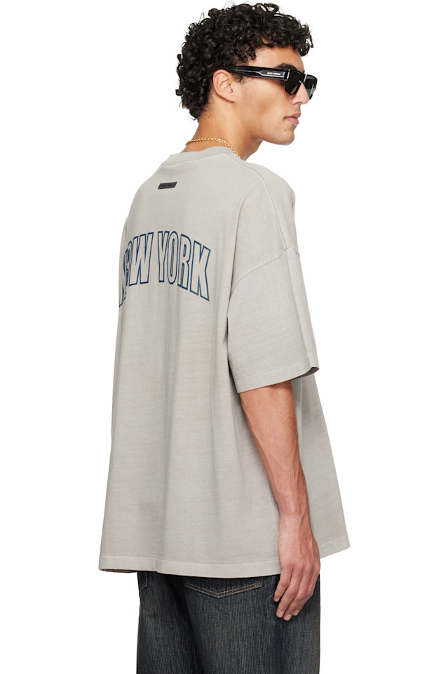 Fear Of God Essentials Серая праздничная футболка в стиле 90-х «Нью-Йорк» — фото 3