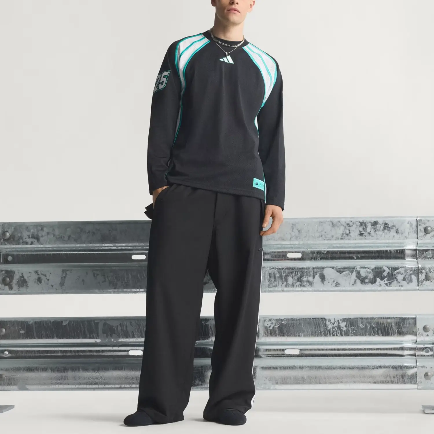 Мужская футболка MERCEDES AMG PETRONAS FORMULA ONE TEAM LAS VEGAS Adidas, черный/белый — фото 3