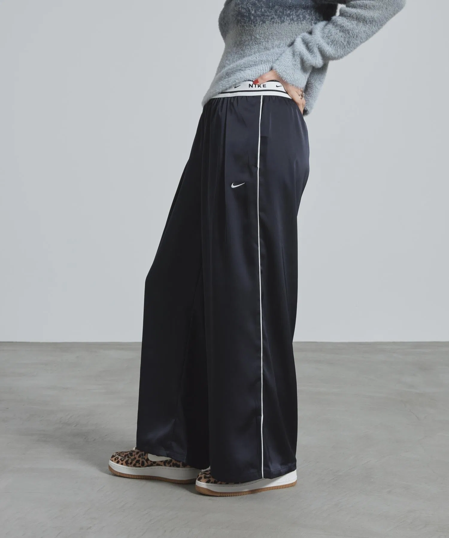 Женские атласные брюки Nike Sportswear Loose Mid-Rise — фото 2